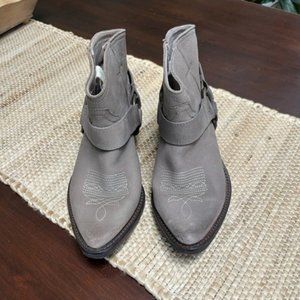 NEW Steve Madden Maybelle Boots in Stone Leather, Size 6